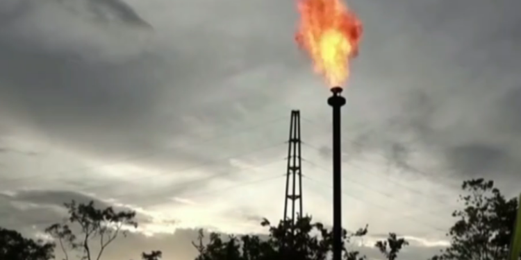 El petróleo se dispara por encima de los 93 dólares y amenaza con encarecer de nuevo los combustibles 1 gasolina petroleo gasolinera 3