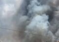 Las llamas del incendio de la Calderona a las puertas de Gátova que se desaloja a toda prisa hacia Olocau