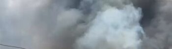 Las llamas del incendio de la Calderona a las puertas de Gátova que se desaloja a toda prisa hacia Olocau
