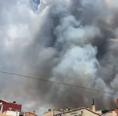 Las llamas del incendio de la Calderona a las puertas de Gátova que se desaloja a toda prisa hacia Olocau