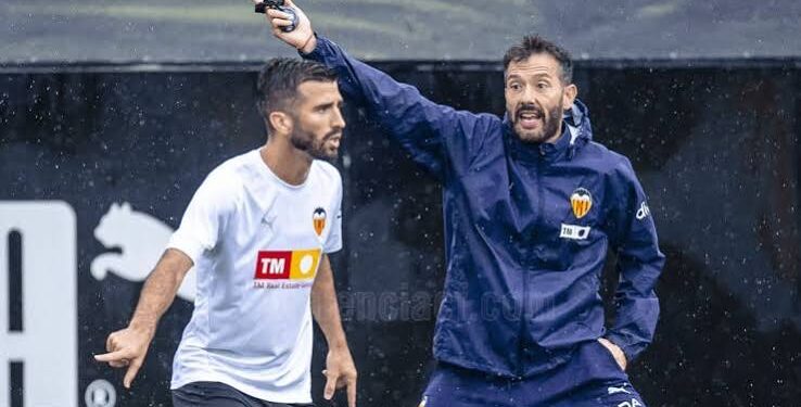 Corberán y Gayà, en el punto de mira de Mestalla: crece la tensión entre la afición y dos figuras clave del Valencia CF 1 images 66