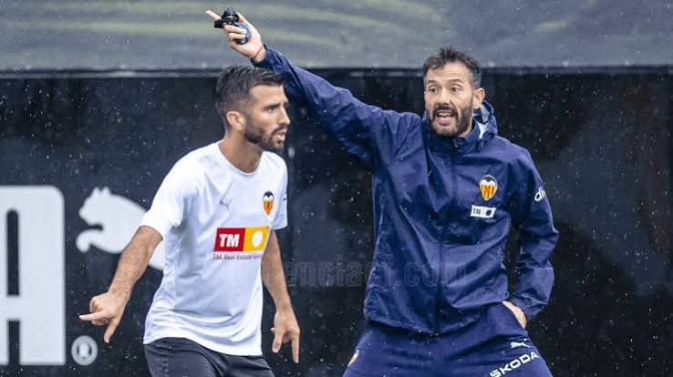 Corberán y Gayà, en el punto de mira de Mestalla: crece la tensión entre la afición y dos figuras clave del Valencia CF 1 images 66