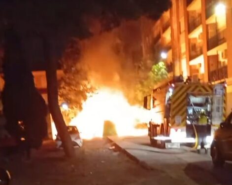 Susto nocturno en Patraix por el incendio de varios contenedores