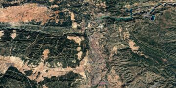Un incendio forestal moviliza a medios aéreos y terrestres en el término municipal de Jalance
