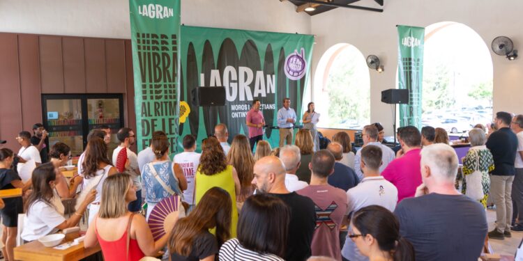 Ontinyent inaugura la segunda edición de 'La Gran' y consolida el Museo del Textil como punto de encuentro de los Moros y Cristianos