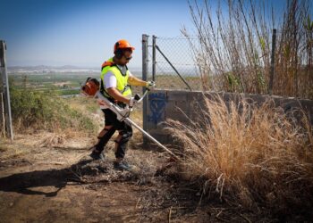 Torrent intensifica la limpieza de imbornales y barrancos ante la previsión de lluvias de septiembre