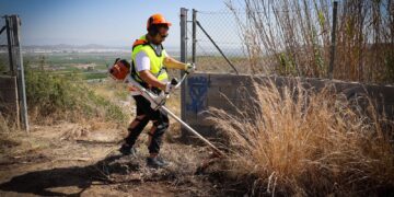 Torrent intensifica la limpieza de imbornales y barrancos ante la previsión de lluvias de septiembre