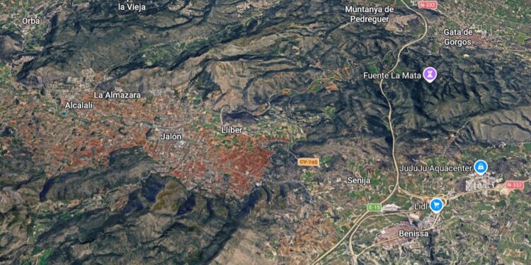 Los servicios de emergencia se movilizan por un incendio forestal en Llíber 1 Los servicios de emergencia se movilizan por un incendio forestal en Llíber
