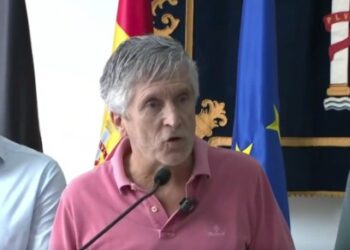 Tensión en Ceuta: El Gobierno instala barreras flotantes ante el colapso del CETI y defiende la «fiabilidad» de Marruecos