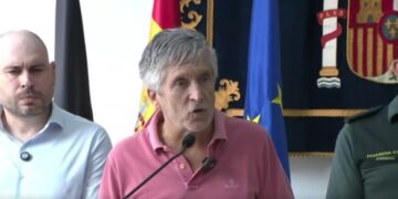 Tensión en Ceuta: El Gobierno instala barreras flotantes ante el colapso del CETI y defiende la «fiabilidad» de Marruecos