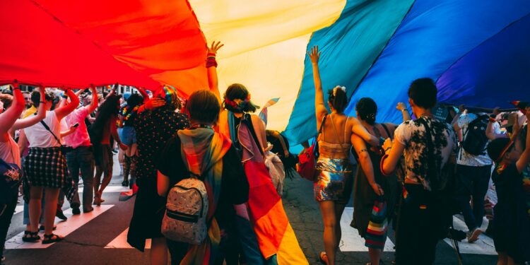 Amor, control y diversidad: Cómo vive la juventud LGTBIQ+ sus relaciones afectivas