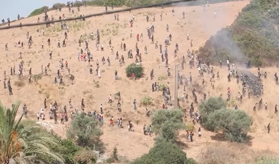 Despliegue policial marroquí en Castillejos tras una ola de convocatorias masivas para asaltar la frontera de Ceuta 1 Despliegue policial marroquí en Castillejos tras una ola de convocatorias masivas para asaltar la frontera de Ceuta
