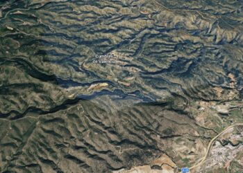 Un incendio forestal en Moixent moviliza medios aéreos y terrestres y obliga a cortar la carretera CV-589