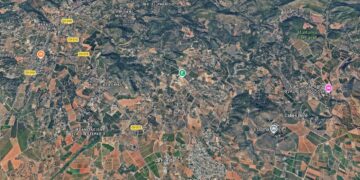 Movilizados medios aéreos y terrestres para atajar un incendio forestal en Náquera