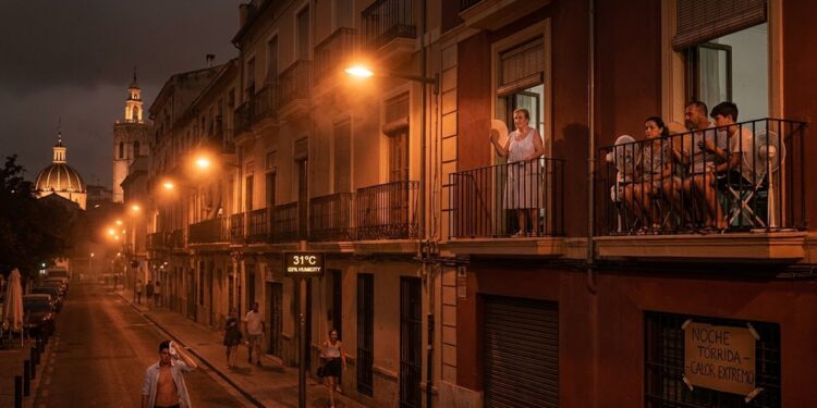 El viento de poniente disparará los termómetros hasta los 35 ºC de madrugada antes de un desplome térmico por tormentas