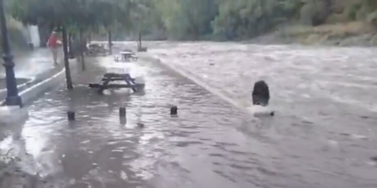 La tormenta descarga con fuerza en la cabecera del Palancia y provoca el desbordamiento del río en Teresa 1 La tormenta descarga con fuerza en la cabecera del Palancia y provoca el desbordamiento del río en Teresa