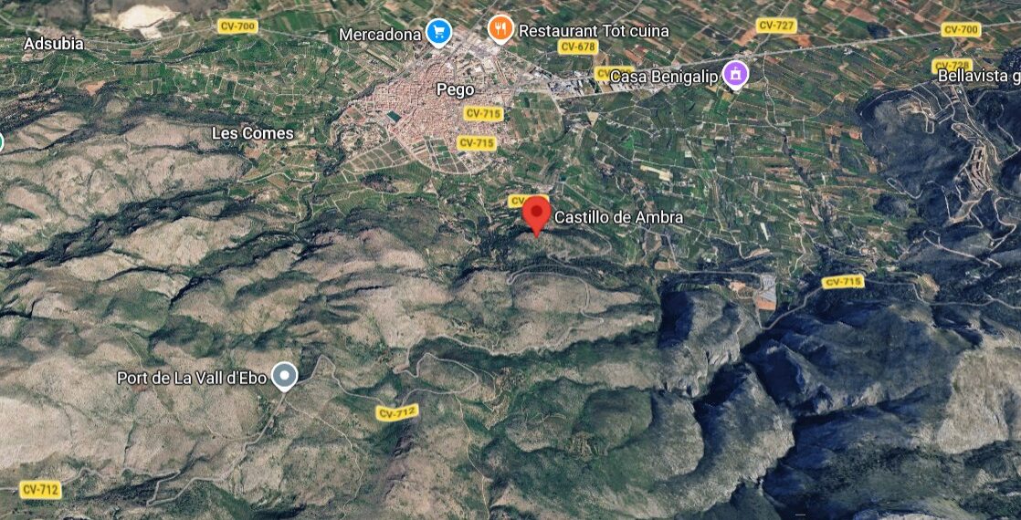 Movilización urgente de medios aéreos y terrestres por un incendio forestal junto al Castillo de Ambra en Pego