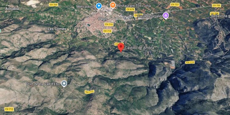 Movilización urgente de medios aéreos y terrestres por un incendio forestal junto al Castillo de Ambra en Pego 1 Movilización urgente de medios aéreos y terrestres por un incendio forestal junto al Castillo de Ambra en Pego
