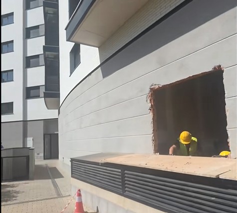 Tensión extrema en Benicalap: los promotores de los 22 pisos turísticos prosiguen las obras hoy viernes y abren nuevos agujeros en las zonas comunes sin permiso 2 pisos turisticos vlc