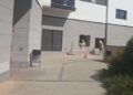 Tensión extrema en Benicalap: los promotores de los 22 pisos turísticos prosiguen las obras hoy viernes y abren nuevos agujeros en las zonas comunes sin permiso