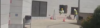 Tensión extrema en Benicalap: los promotores de los 22 pisos turísticos prosiguen las obras hoy viernes y abren nuevos agujeros en las zonas comunes sin permiso