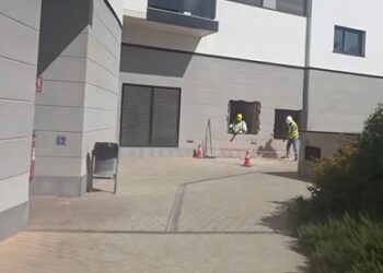 Tensión extrema en Benicalap: los promotores de los 22 pisos turísticos prosiguen las obras hoy viernes y abren nuevos agujeros en las zonas comunes sin permiso