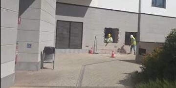 Tensión extrema en Benicalap: los promotores de los 22 pisos turísticos prosiguen las obras hoy viernes y abren nuevos agujeros en las zonas comunes sin permiso