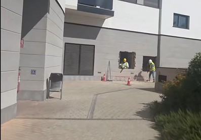Tensión extrema en Benicalap: los promotores de los 22 pisos turísticos prosiguen las obras hoy viernes y abren nuevos agujeros en las zonas comunes sin permiso 1 Tensión extrema en Benicalap: los promotores de los 22 pisos turísticos prosiguen las obras hoy viernes y abren nuevos agujeros en las zonas comunes sin permiso