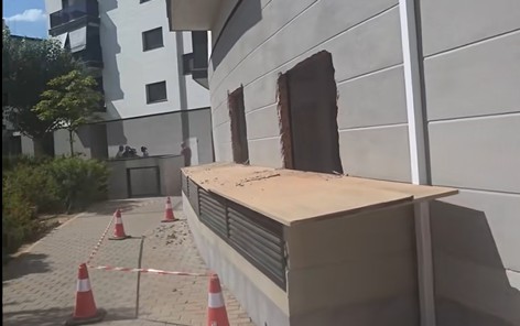 Tensión extrema en Benicalap: los promotores de los 22 pisos turísticos prosiguen las obras hoy viernes y abren nuevos agujeros en las zonas comunes sin permiso 3 pisos turisticos vlc3
