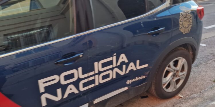 Detenidos dos ladrones tras robar en una peluquería del Cabanyal gracias al aviso de los vecinos 1 policia nacional 4