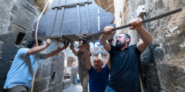 El Miguelete revive el 'repret', el rito medieval para asegurar las campanas en el día más caluroso del año