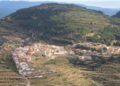 Un incendio forestal iniciado en Vall d'Alba obliga a confinar el municipio de Sierra Engarcerán y a evacuar varias masías