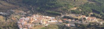 Un incendio forestal iniciado en Vall d'Alba obliga a confinar el municipio de Sierra Engarcerán y a evacuar varias masías