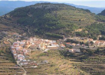 Un incendio forestal iniciado en Vall d'Alba obliga a confinar el municipio de Sierra Engarcerán y a evacuar varias masías