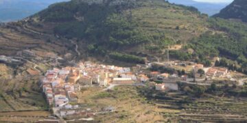Un incendio forestal iniciado en Vall d'Alba obliga a confinar el municipio de Sierra Engarcerán y a evacuar varias masías