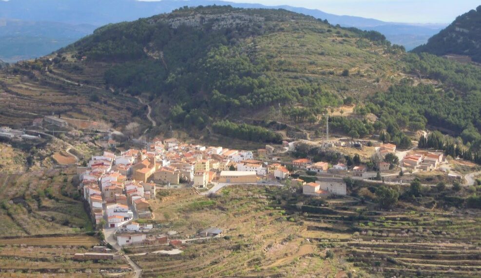 Un incendio forestal iniciado en Vall d'Alba obliga a confinar el municipio de Sierra Engarcerán y a evacuar varias masías