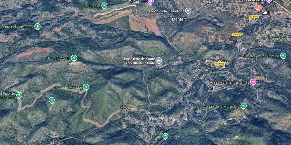 Desplegado un dispositivo aéreo y terrestre para combatir un incendio forestal en Gilet 1 Desplegado un dispositivo aéreo y terrestre para combatir un incendio forestal en Gilet
