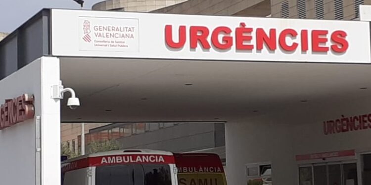 El aumento de turistas satura hospitales y centros de salud por la falta de acceso a la historia clínica 1 urgencias hospital Ribera