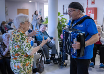 50 microconciertos llevarán la música en directo a personas con Alzheimer en residencias valencianas