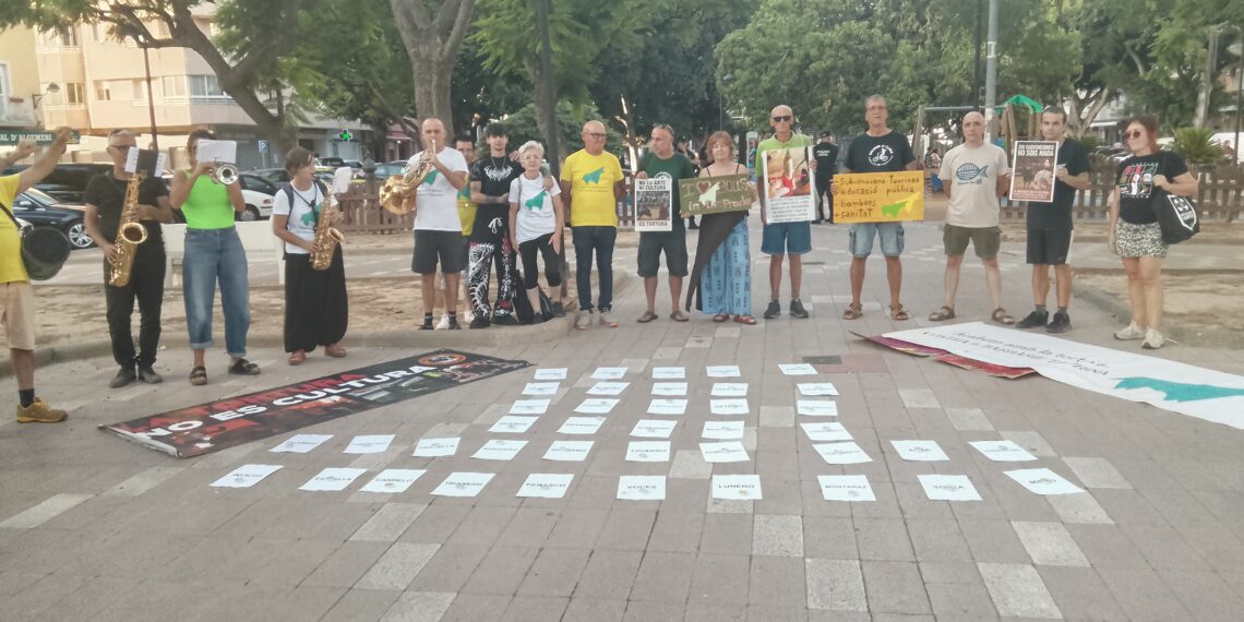 Colectivos antitaurinos se movilizan en Algemesí contra los festejos locales y la financiación pública del sector