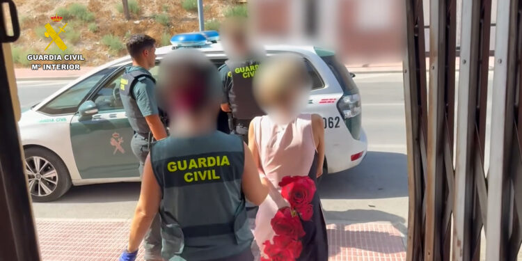 La Guardia Civil libera a dos mujeres explotadas sexualmente en Callosa de Segura y detiene a los regentes del local 1 La Guardia Civil libera a dos mujeres explotadas sexualmente en Callosa de Segura y detiene a los regentes del local