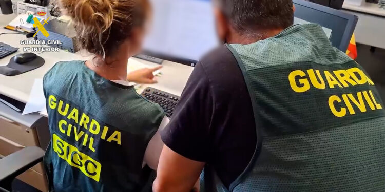 La Guardia Civil detiene a cinco jóvenes vinculados a grupos ultra por una agresión tránsfoba en Asturias
