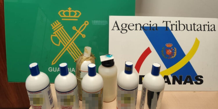 Detenido en el aeropuerto de Valencia un pasajero que transportaba más de 8 kilos de cocaína líquida en botes de champú