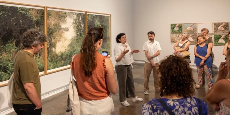 ¿Hasta dónde llegaba la Albufera en 1761? Una exposición del IVAM permite descubrir cómo ha cambiado el humedal 1 260921 EDUC Foto01 Bleda y Rosa en la muestra La Albufera © Miguel Lorenzo IVAM