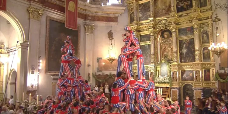 Las muixerangues desafían los 37 grados en el día grande de las fiestas de Algemesí 1 Las muixerangues desafían los 37 grados en el día grande de las fiestas de Algemesí
