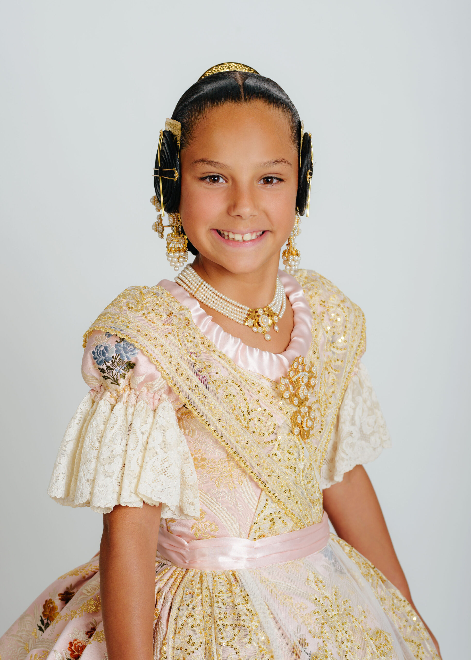 Conoce a las niñas de la Corte de la Fallera Major Infantil de Valéncia de 2027 2 Alejandra Vidal Giner 197 Falla Monestir de Poblet Aparicio Albinana – Sector Campanar scaled