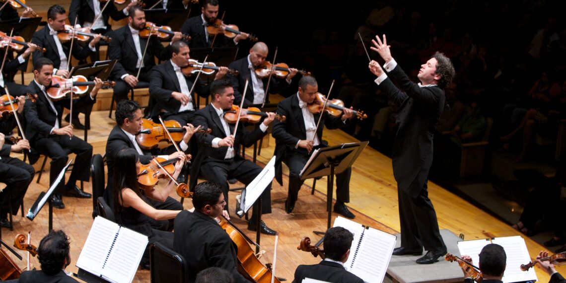 Gustavo Dudamel dirigirá a la Orquestra de Valéncia en un concierto extraordinario por el 40.º aniversario del Palau de la Música y en apoyo a Venezuela 1 Gustavo Dudamel dirigirá a la Orquestra de Valéncia en un concierto extraordinario por el 40.º aniversario del Palau de la Música y en apoyo a Venezuela
