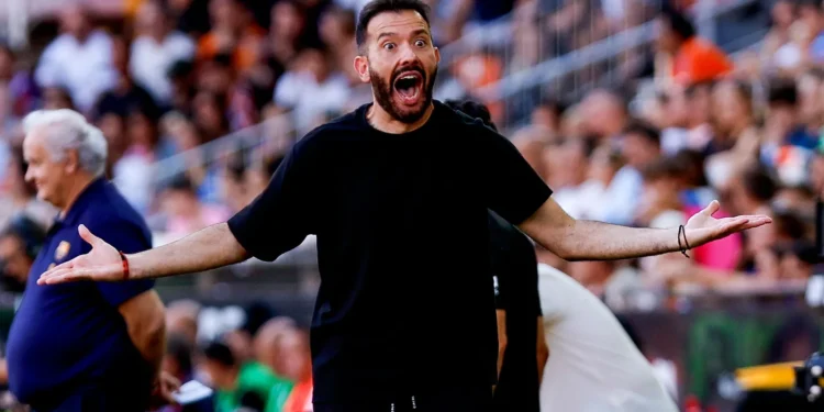 ¿Tres partidos para Corberán? El Valencia niega el ultimátum tras caer al último puesto de LaLiga 1 ¿Tres partidos para Corberán? El Valencia niega el ultimátum tras caer al último puesto de LaLiga