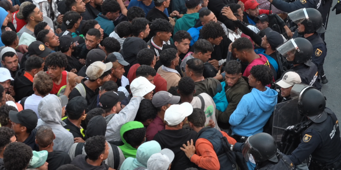 Ceuta traslada a 1.700 migrantes al puerto entre tensión y choque político: aún quedan entre 3.000 y 4.000 sin alojamiento 1 Ceuta traslada a 1.700 migrantes al puerto entre tension y choque politico 2