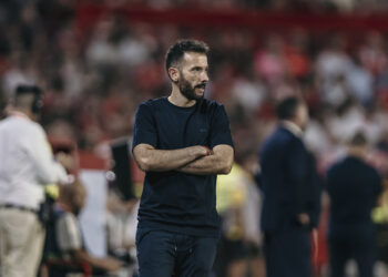 Terremoto en el Valencia CF: destituidos Carlos Corberán y Ron Gourlay 22 Corberan asume su responsabilidad tras la derrota del Valencia La situacion debe ser revertida 2